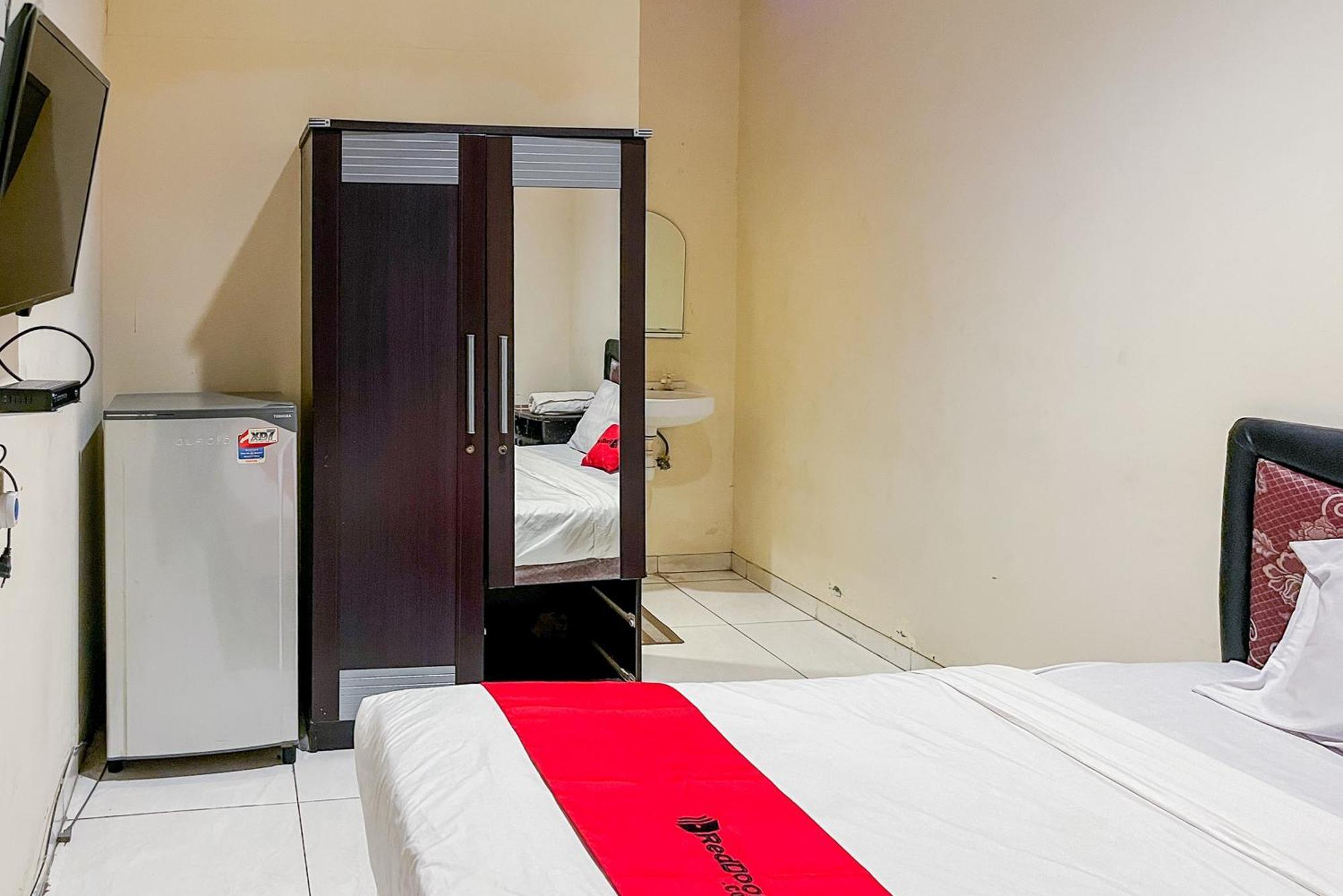 Reddoorz At Graha 99 Simomulyo Hotel Surabaya Exterior photo