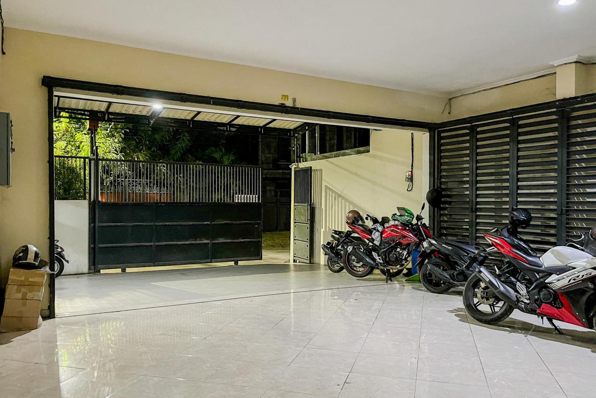 Reddoorz At Graha 99 Simomulyo Hotel Surabaya Exterior photo