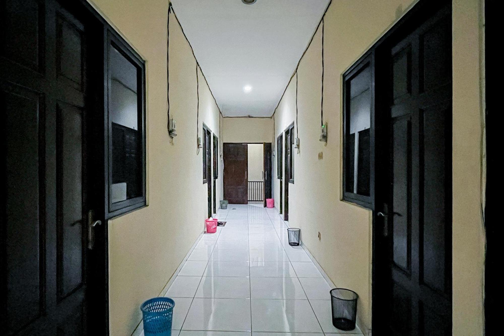 Reddoorz At Graha 99 Simomulyo Hotel Surabaya Exterior photo